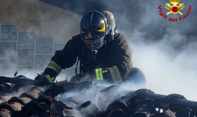 Solbiate, tetto in fiamme: soccorse tre persone