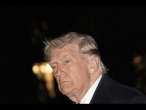 Trump crolla nei sondaggi al 33%, il più basso del secondo mandato