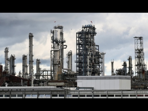 Petrolio contrastato, Brent sale a 107,03 dollari