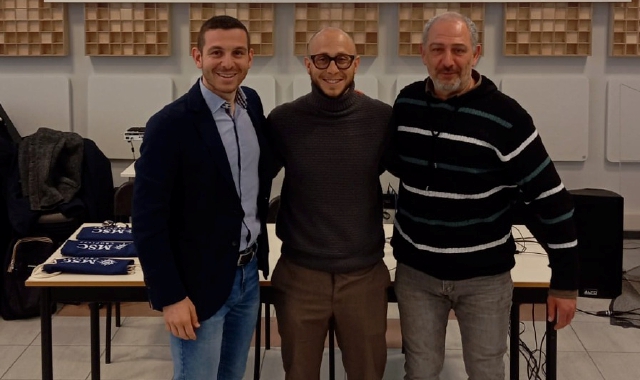 Andrea Calzavara (il primo da sinistra) al liceo Manzoni di Varese