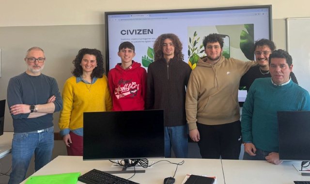 Buche e lampioni spenti. Ecco l’app che segnala i problemi