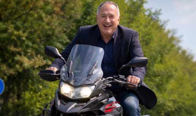 Il sindaco e l’ironica immagine del salto con la moto