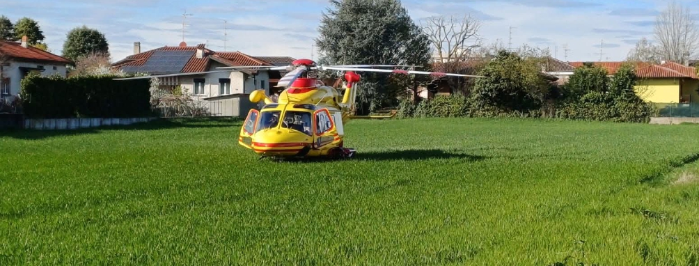 Bimbo cade dalla finestra: arriva l’elisoccorso