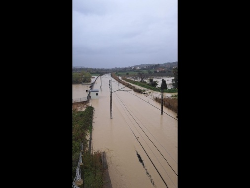 Esonda l'Osento, interrotta tratta ferroviaria Adriatica