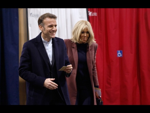 Trump, 'la moglie maltratta Macron'. Lui, 'dichiarazioni non all'altezza'