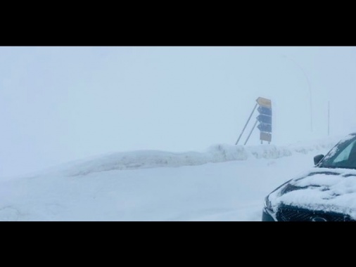 Persone bloccate in hotel sotto tre metri di neve, atteso l'Esercito