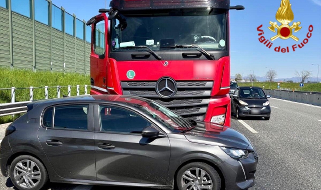 Scontro con camion: auto trascinata 70 metri