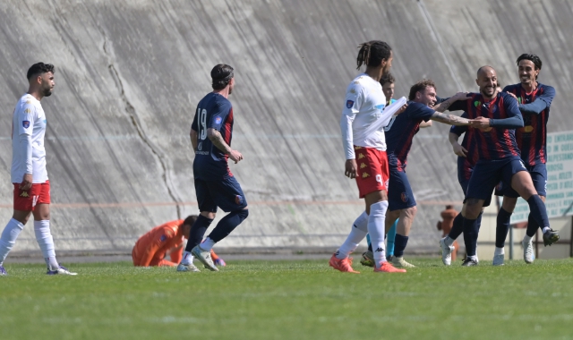 L’esultanza dei giocatori della Valenzana che trionfano all’Ossola