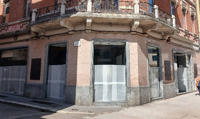 Vetrine vuote all’incrocio tra corso Garibaldi e via Palestro, nel cuore della zona pedonale di Legnano