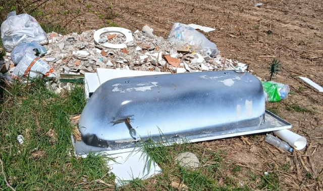 La discarica a cielo aperto sul terreno del Comune