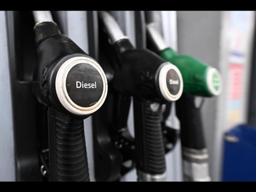 Mimit, prezzo medio gasolio sopra i 2 euro, self benzina a 1,763
