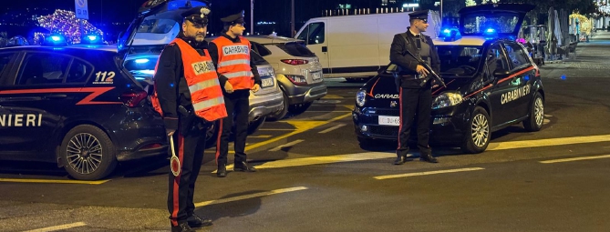 Prende a calci le auto. «Ora faccio una strage»