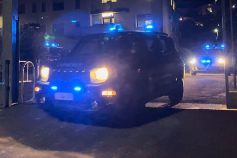 Sangiano, sperona l'auto dei carabinieri e li aggredisce