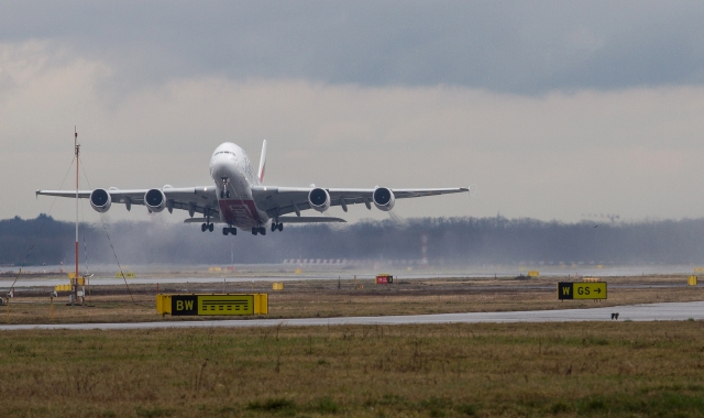 Malpensa, problemi al carrello di un aereo: soccorritori in pista