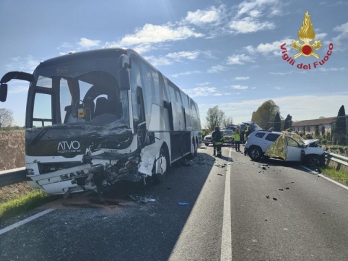 Bus contro auto, un morto e cinque feriti nel Veneziano