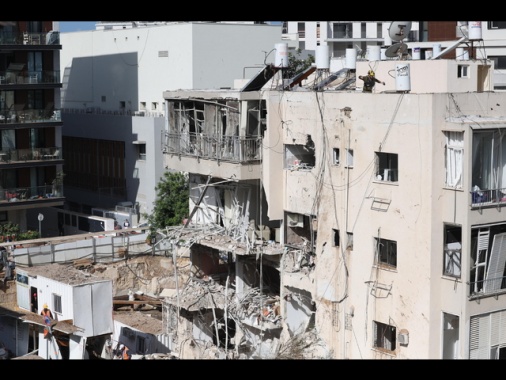 Missili israeliani sferzano il centro di Israele, ingenti danni e sei feriti