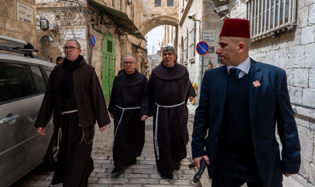 La Via Crucis sotto scorta dei francescani e il cardinale Pizzaballa a Gerusalemme