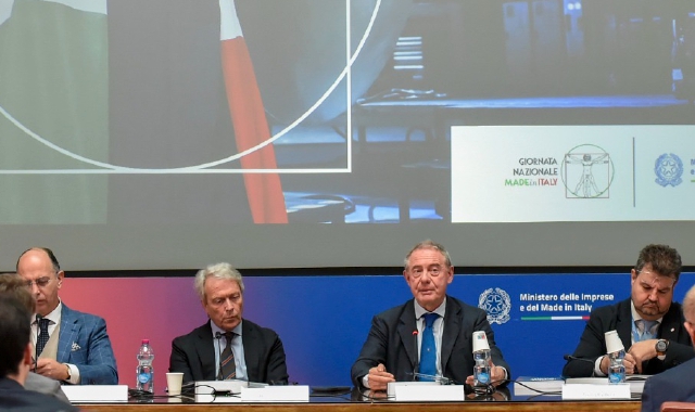 Al centro il professor Marco Fortis e il ministro dell’Industria e del Made in Italy Adolfo Urso durante la presentazione del rapporto