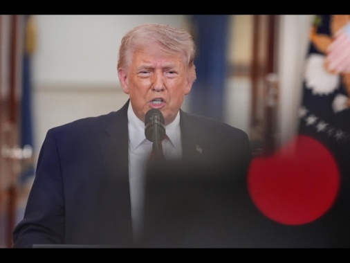 Trump minaccia centrali elettriche e ponti in Iran, 'aprite lo Stretto, bastardi'