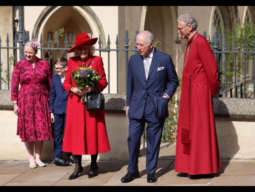 La famiglia reale britannica unita alla messa di Pasqua a Windsor