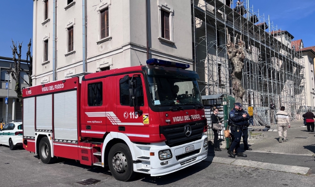 Rogo nella palazzina: al lavoro dopo i danni e la paura