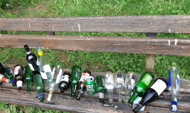 Molte proteste per il degrado: dal centro alla periferia, rifiuti e bottiglie ovunque (foto Ghiotto) 