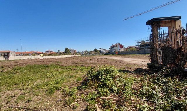 Tutto quel che resta della villa oggi è un tratto della recinzione