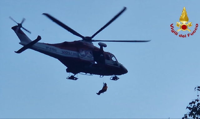 Bloccati sull’orlo di un precipizio: in salvo grazie all’elicottero