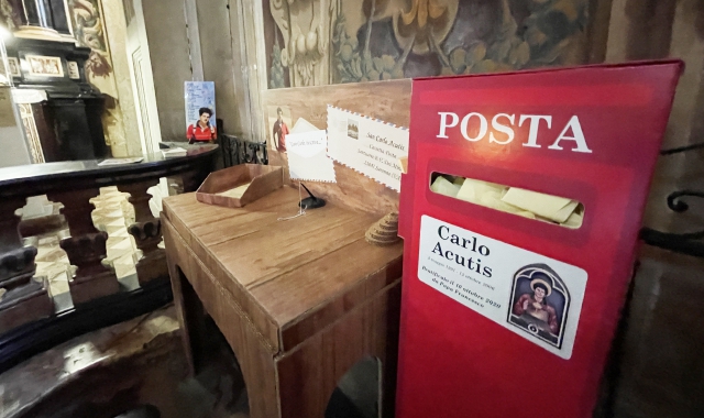 In alto, la reliquia di  San Carlo Acutis nel Santuario e, qui a lato, la Cassetta della posta a lui dedicata (foto Ghiotto)