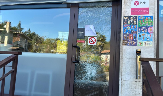 Nelle foto l’ingressodanneggiatodel bar tabacchi“Alfredo” di Avigno,la saracinesca del “Delfino blu”di Casciagoe la vetrina della 