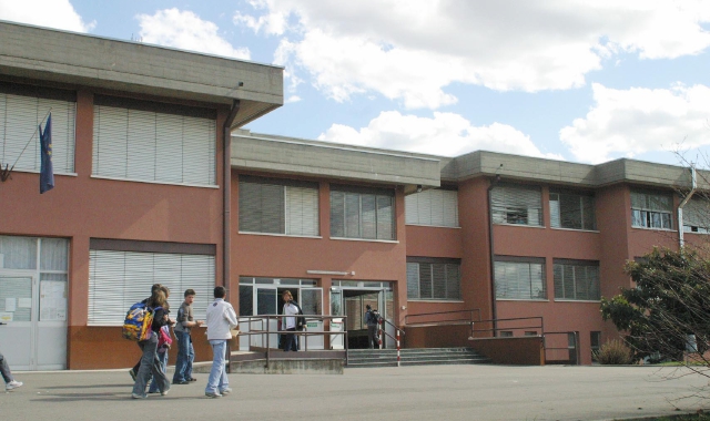 La scuola media dove sono avvenuti i furti  (foto Archivio)
