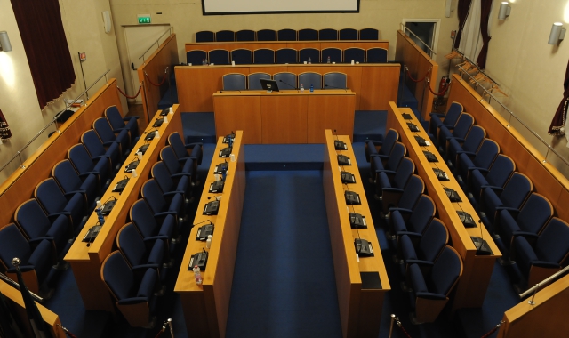 Consiglio comunale  vuoto dopo che è mancato il numero legale