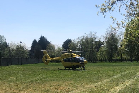 Si dà fuoco e si lancia dal balcone: grave 57enne
