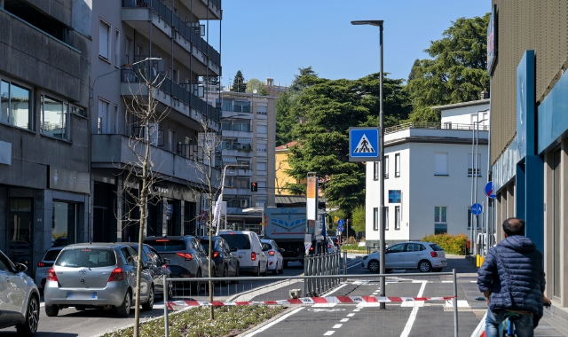 I lavori lungo viale Belforte non sono conclusi, il restyling  della strada, una delle principali che porta in città, continua. Interventi  anche a Biumo in via Carcano, ma il progetto non è lo stesso della ciclabile (foto Benevegnù) 
