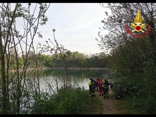 Uomo trovato morto in un' auto finita in un laghetto