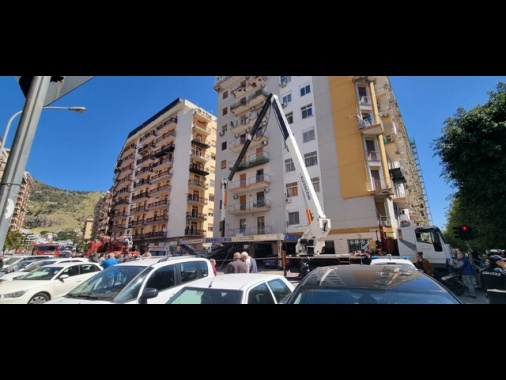 Incidente sul lavoro a Palermo, due operai morti caduti da una gru