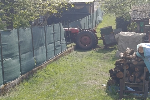 Cade dal trattore per un malore e muore