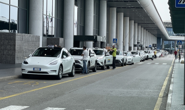 Taxi in attesa davanti al Terminal 1