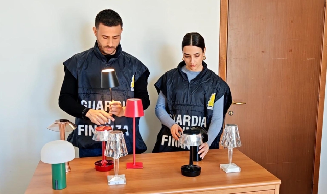 Lampade di design contraffatte: perquisizioni e sequestri anche nel Varesotto