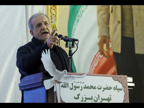 Pezeshkian, 'a nome dell'Iran condanno l'insulto al Papa'