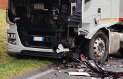 Scontro auto-mezzo pesante sulla Provinciale