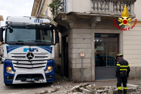 Distrugge un balcone con il Tir in centro a Busto Arsizio
