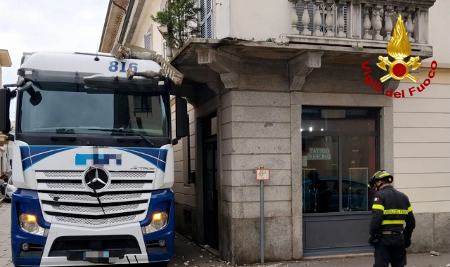 Distrugge un balcone con il Tir in centro a Busto Arsizio