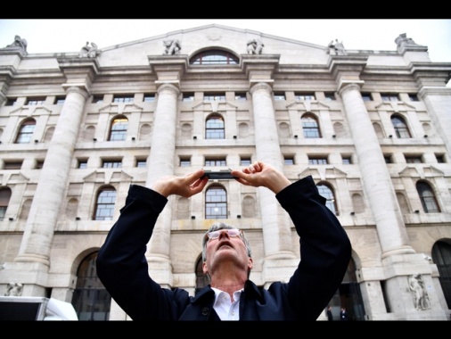 Borsa: Milano apre in rialzo (+0,59%), corre Stellantis