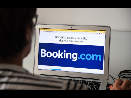 Booking.com hackerata, la piattaforma avvisa i clienti su fuga dati