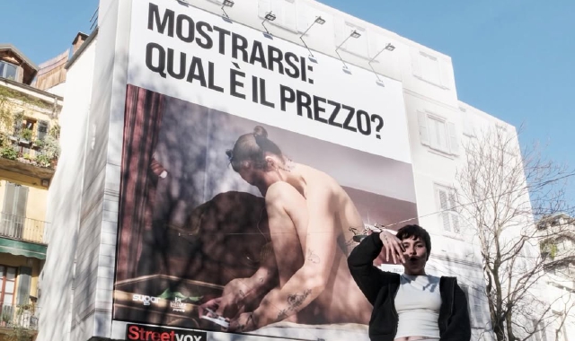 Madame davanti a una delle affissioni con cui ha lanciato il nuovo album (foto Instagram)