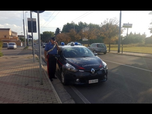 Donna precipita dal terzo piano e muore, non si esclude omicidio