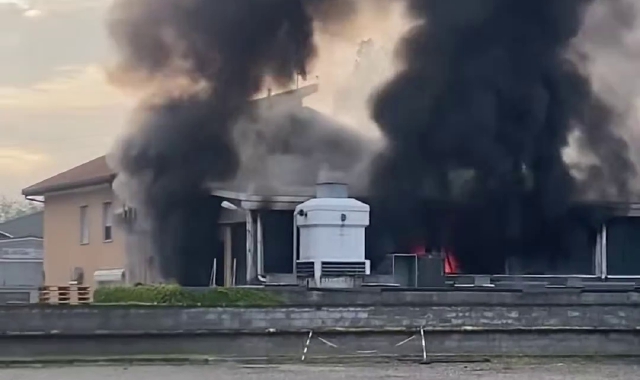 L’incendio che ha coinvolto il capannone a Solaro (foto Roberto Maffi/FACEBOOK)