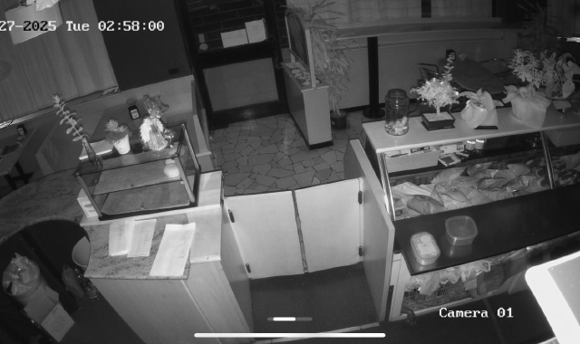 Un’immagine della telecamera al bar Franco che aveva ripreso il furto