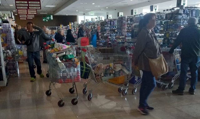 Clienti in coda durante il blackout all’Esselunga di via Novara